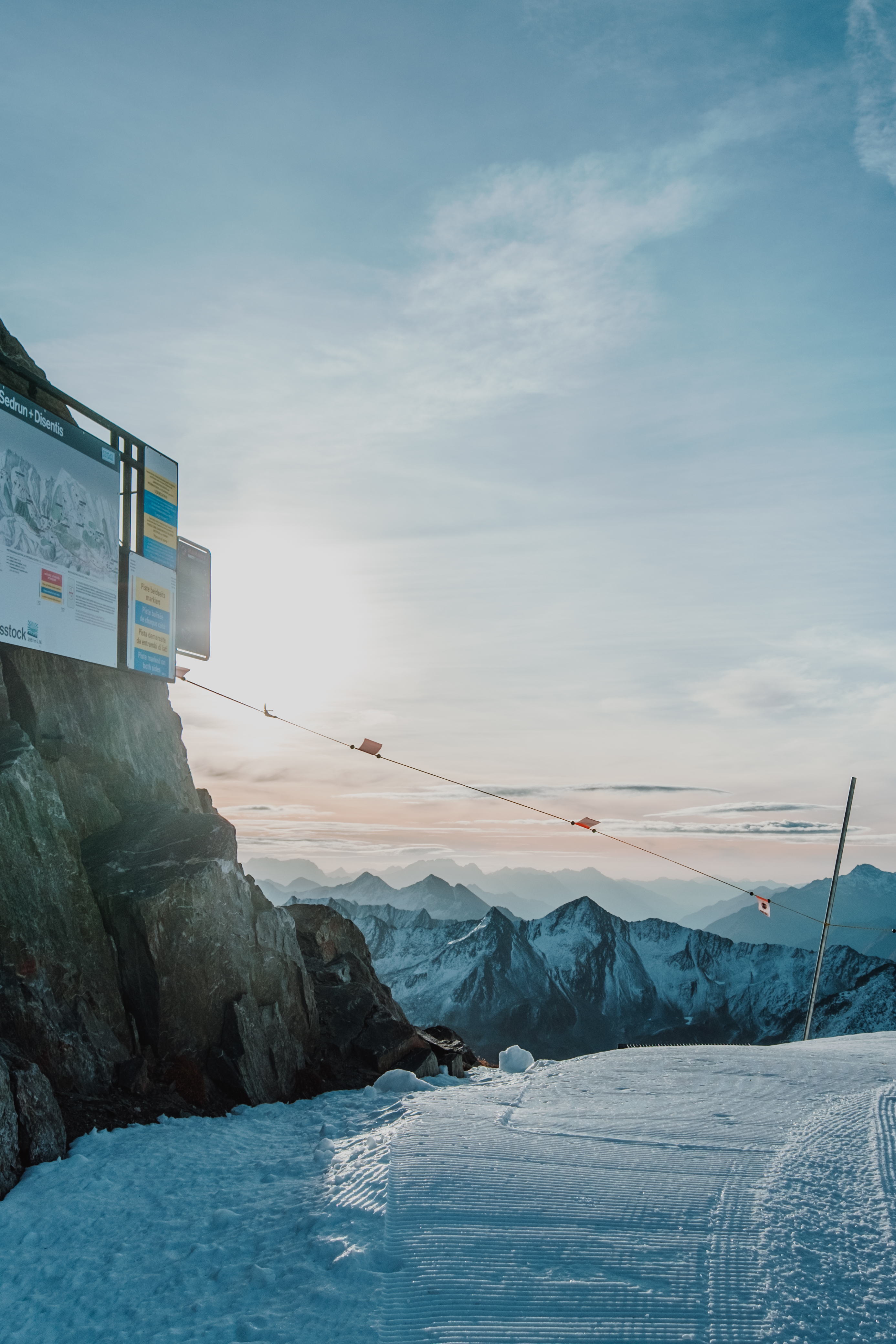 A Skifahren Piste am Gemsstock mit Bergen im Hintergrund