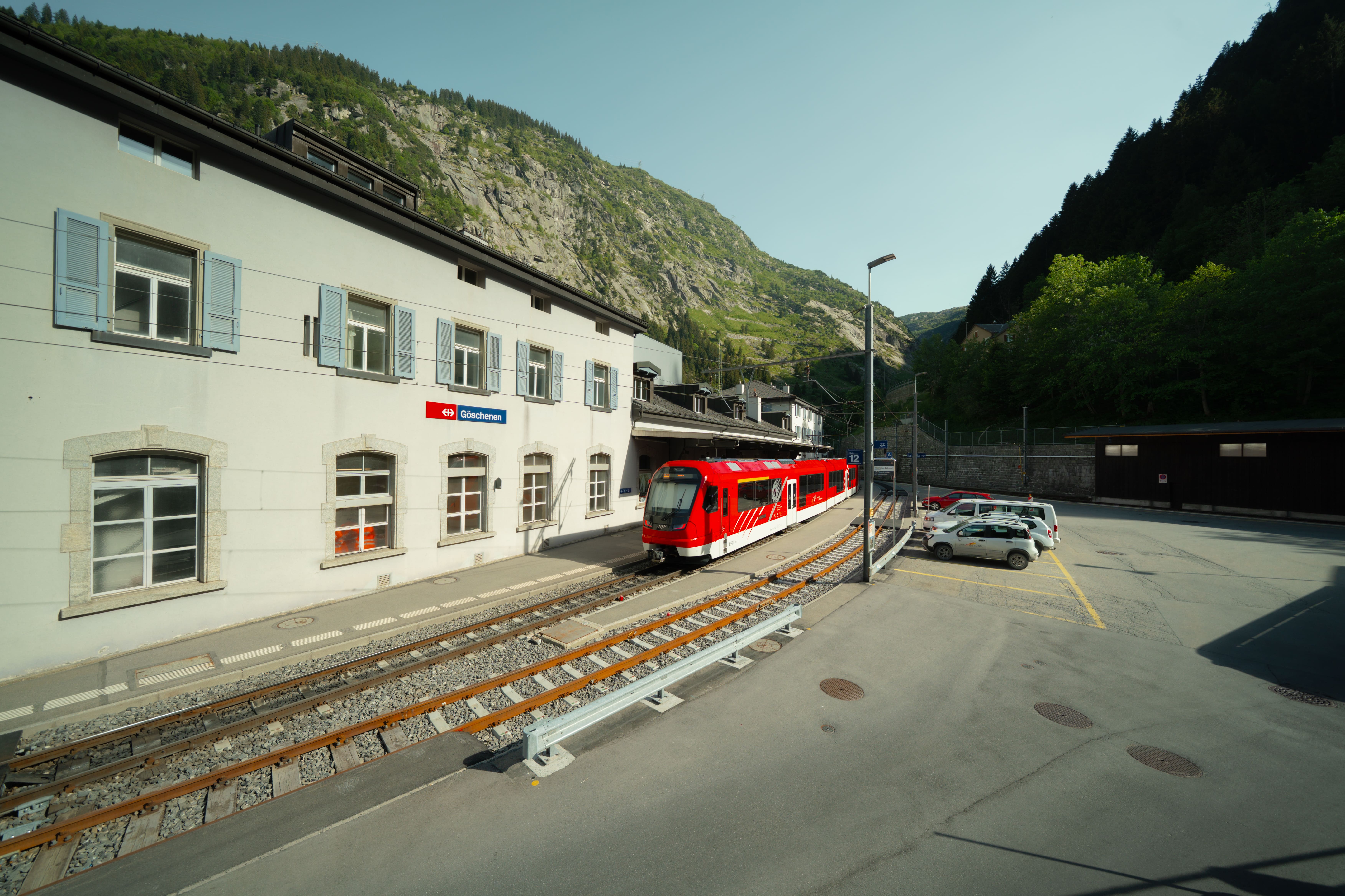 Abfahrt Zug bei Bahnhof Göschenen