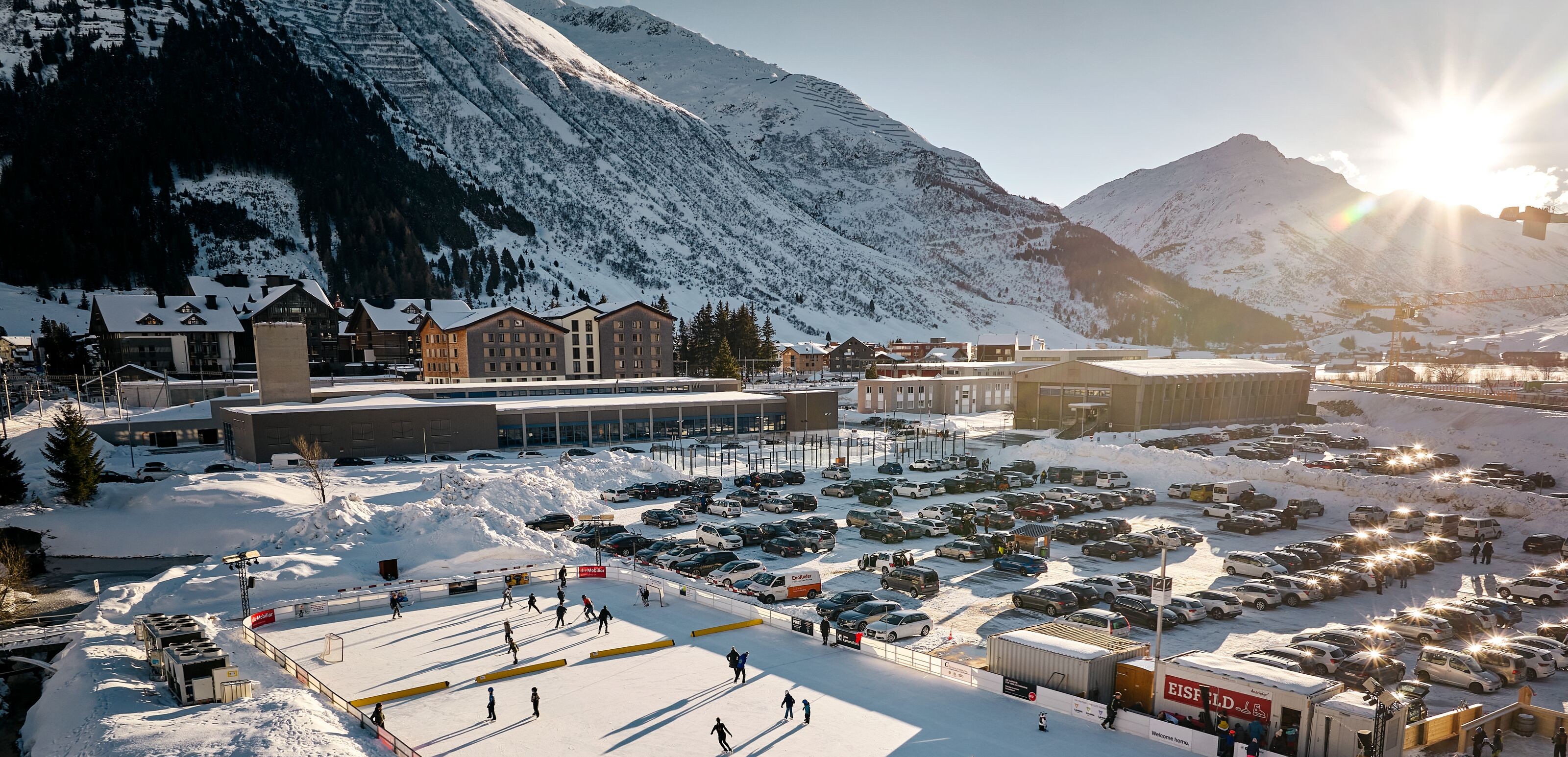 Pista di pattinaggio di Andermatt con parcheggi