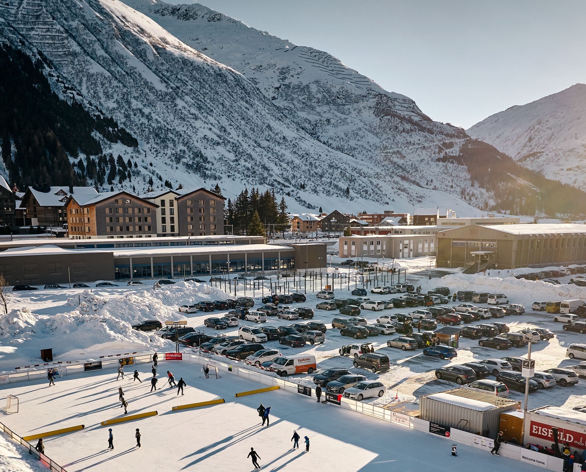 Pista di pattinaggio di Andermatt con parcheggi