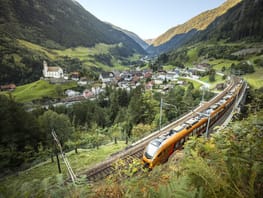 mys-Treno Gottardo-Zug bei Wassen mit Kirche Treno Gottardo