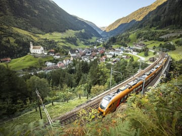 mys-Treno Gottardo-Zug bei Wassen mit Kirche Treno Gottardo