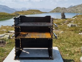 mys-Area fuoco Lutersee-Feuerstelle mit Lutersee im Hintergrund Area fuoco Lutersee
