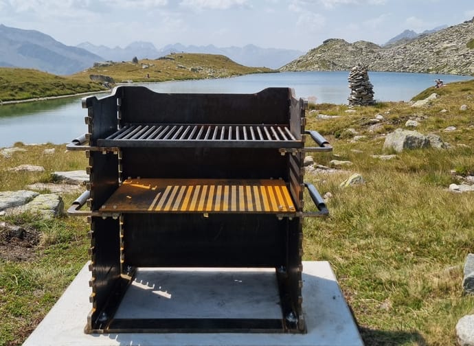 Feuerstelle mit Lutersee im Hintergrund