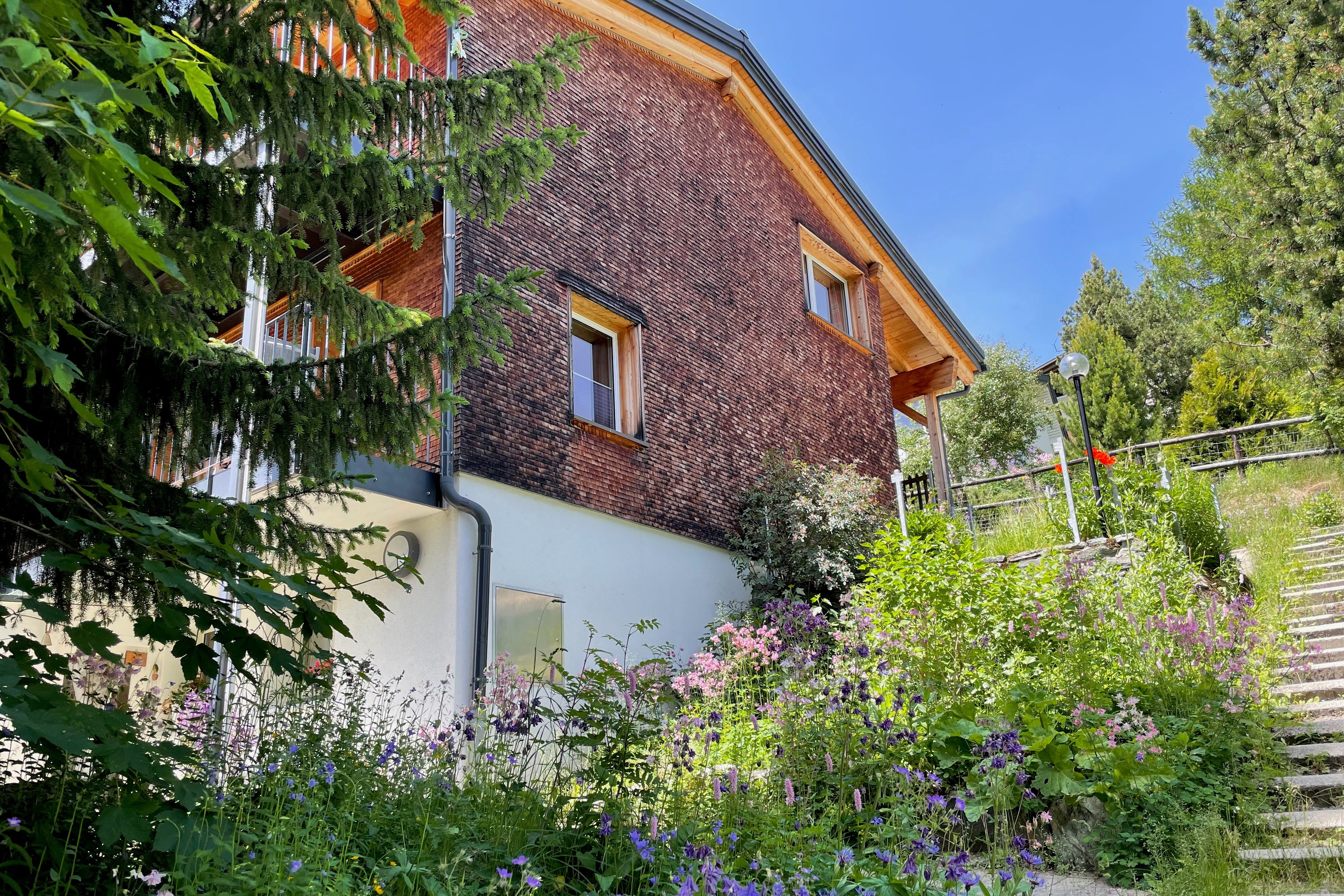 Haus von aussen im Sommer