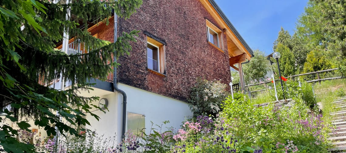 Haus von aussen im Sommer