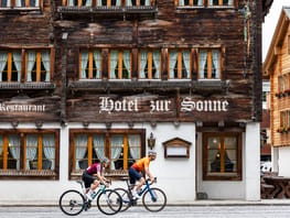 mys-Hotel Sonne-Fahrradfahrer vor Hotel Sonne Hotel Sonne