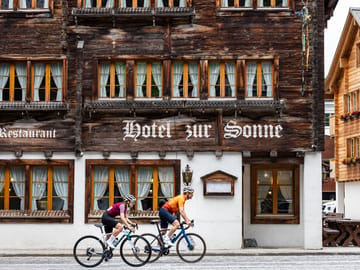 mys-Hotel Sonne-Fahrradfahrer vor Hotel Sonne Hotel Sonne