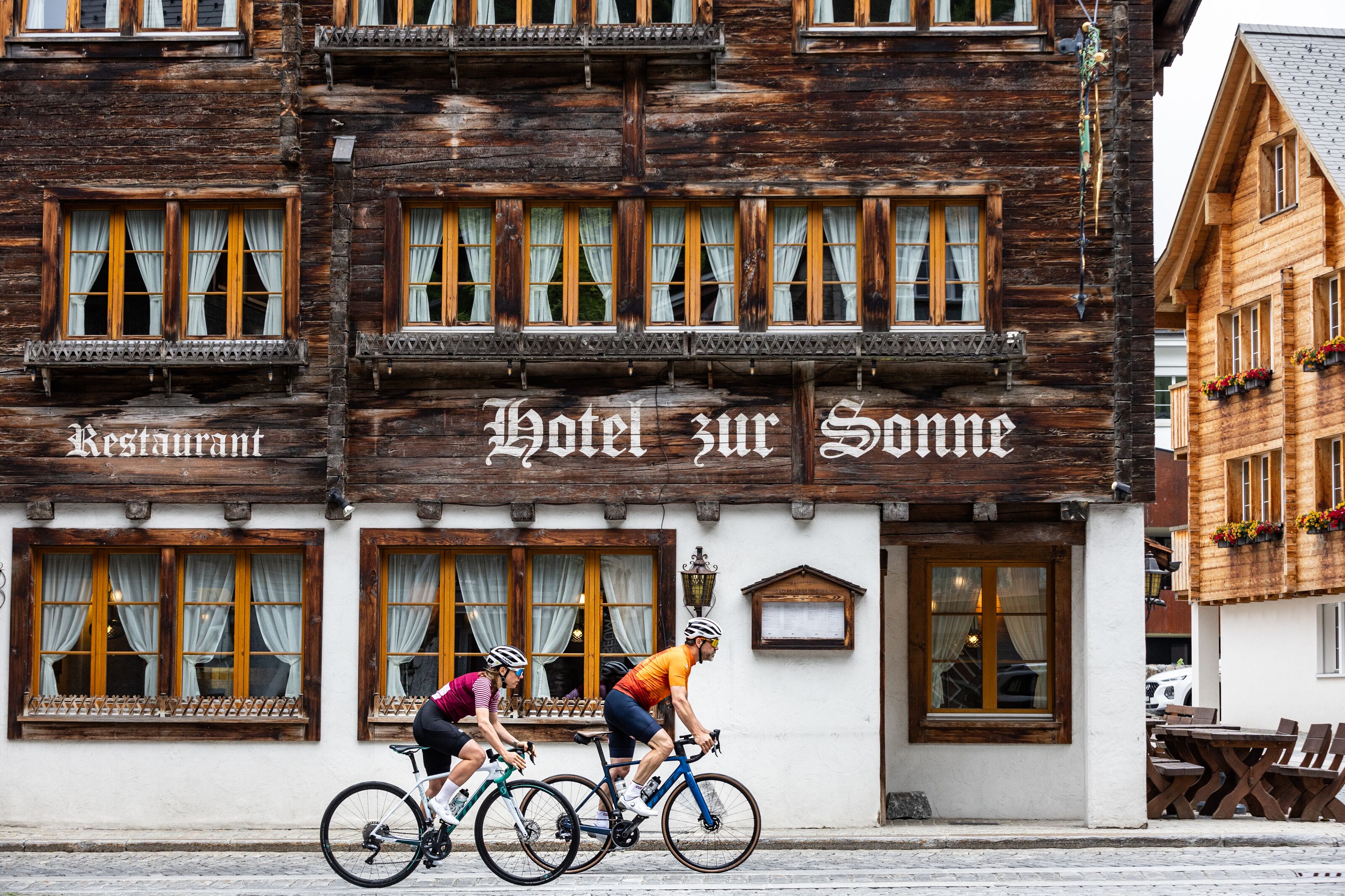 Fahrradfahrer vor Hotel Sonne