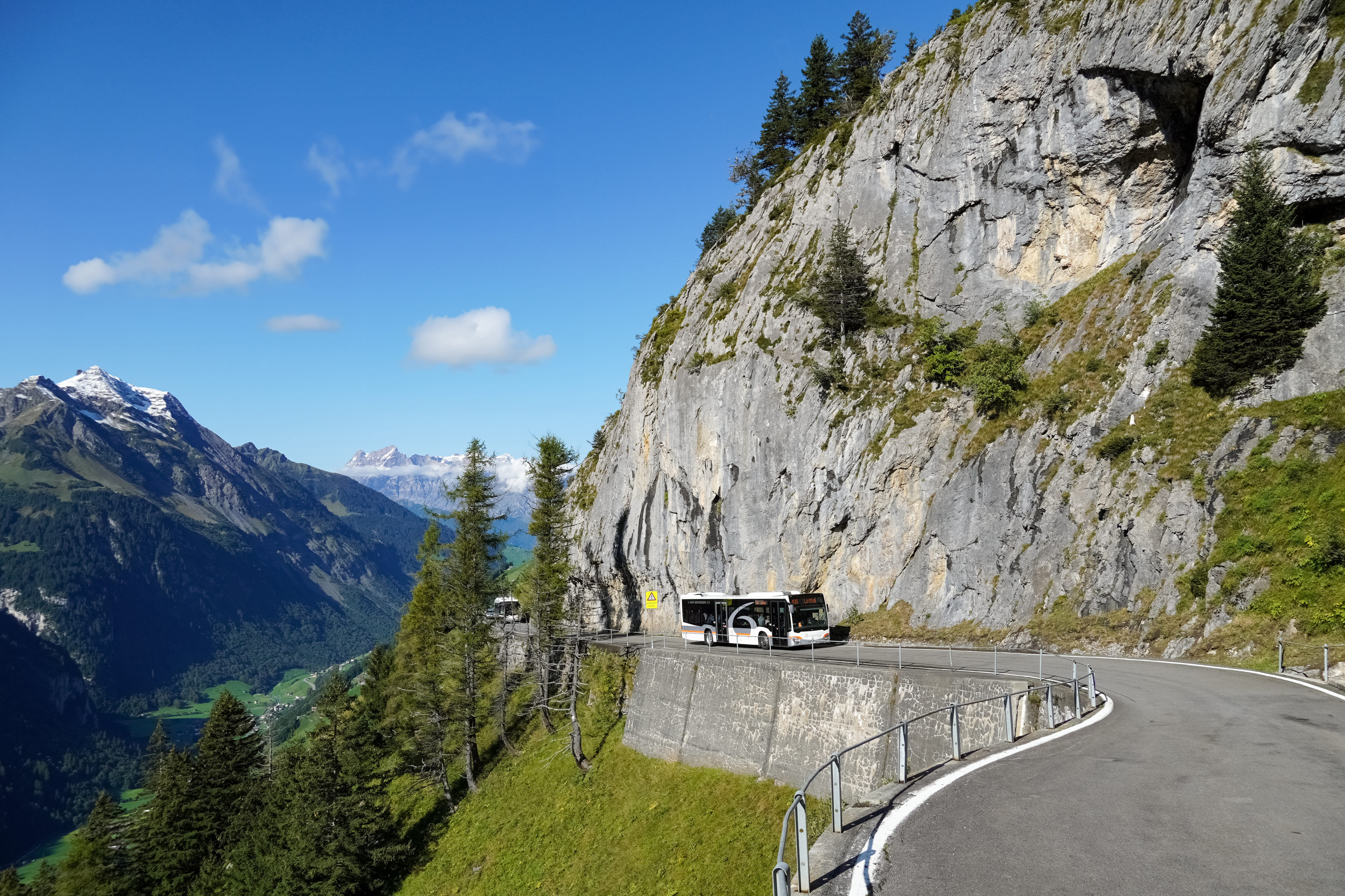 Bus auf Klausenpassstrasse