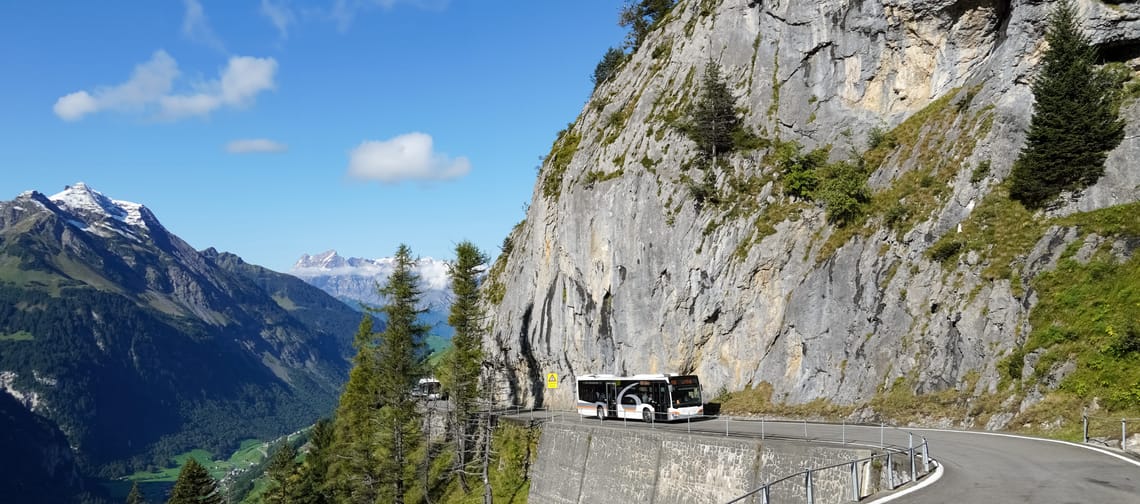 Bus auf Klausenpassstrasse