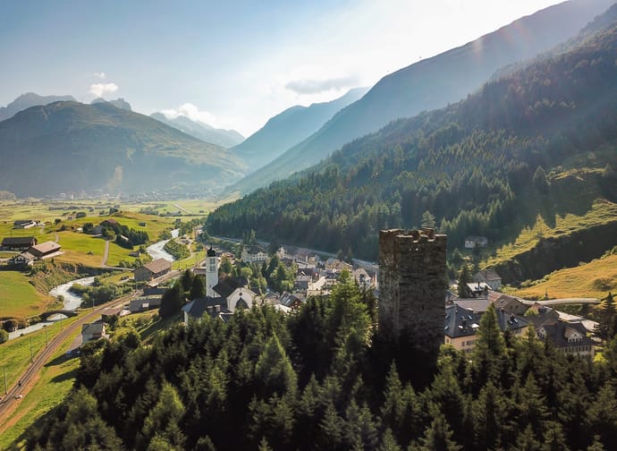 Dorf Hospental mit Turm