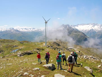 mys-Themenführungen-Gruppe vor Windrad Themenführungen