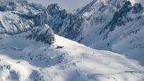 Luftaufnahme der Bergstation Schneehüenerstock im Winter mit der Gondelbahn 
