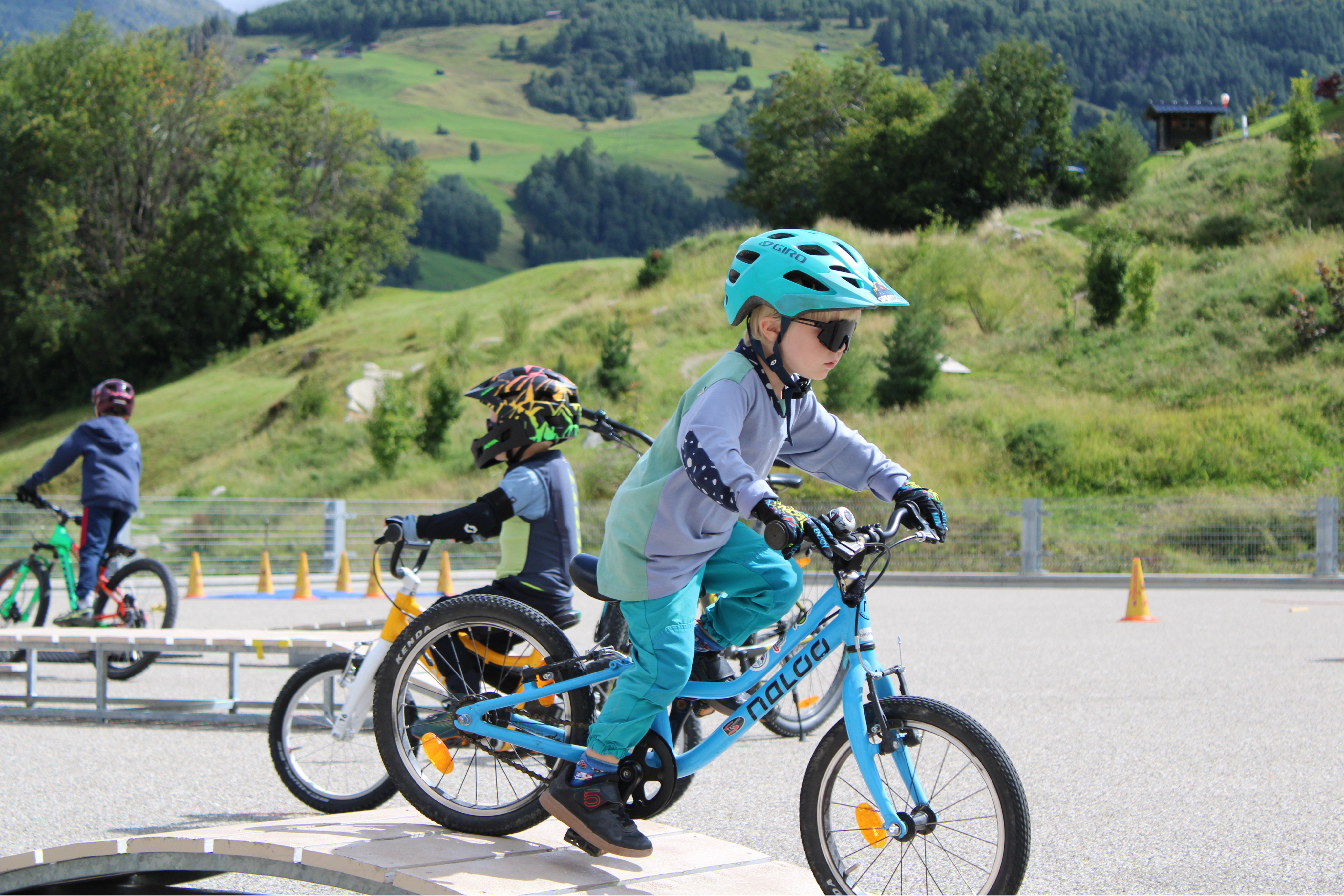 Kinder lernen spielerisch wie man Mountainbike fährt