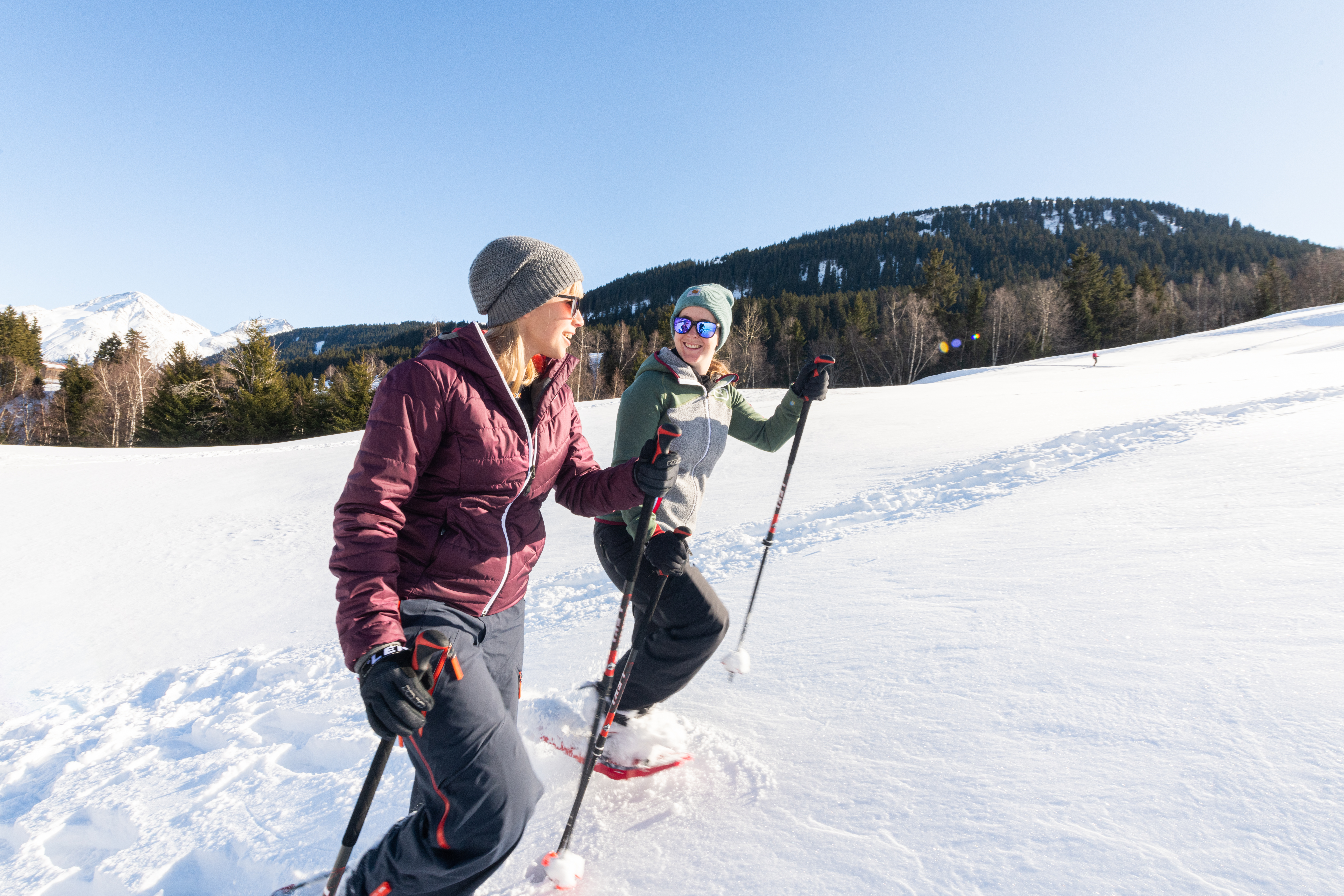 Bild zwei Freundinnen beim Schneeschuhlaufen