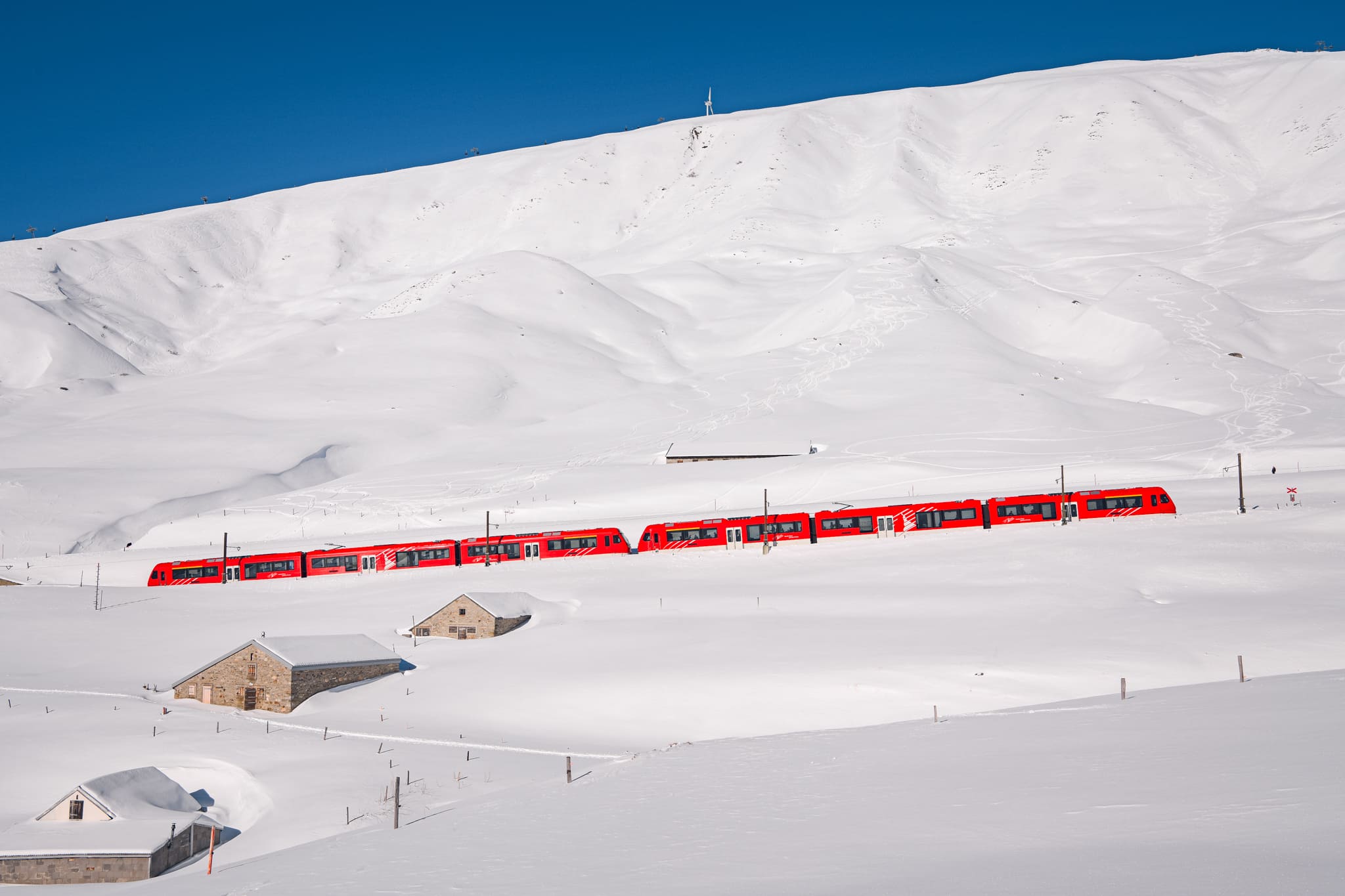 MGBahn im WInter auf dem Oberalppass