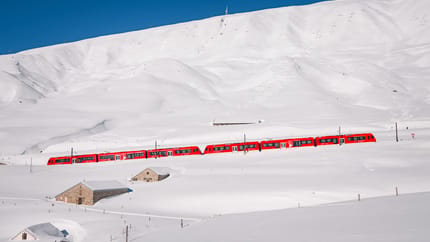 MGBahn im WInter auf dem Oberalppass