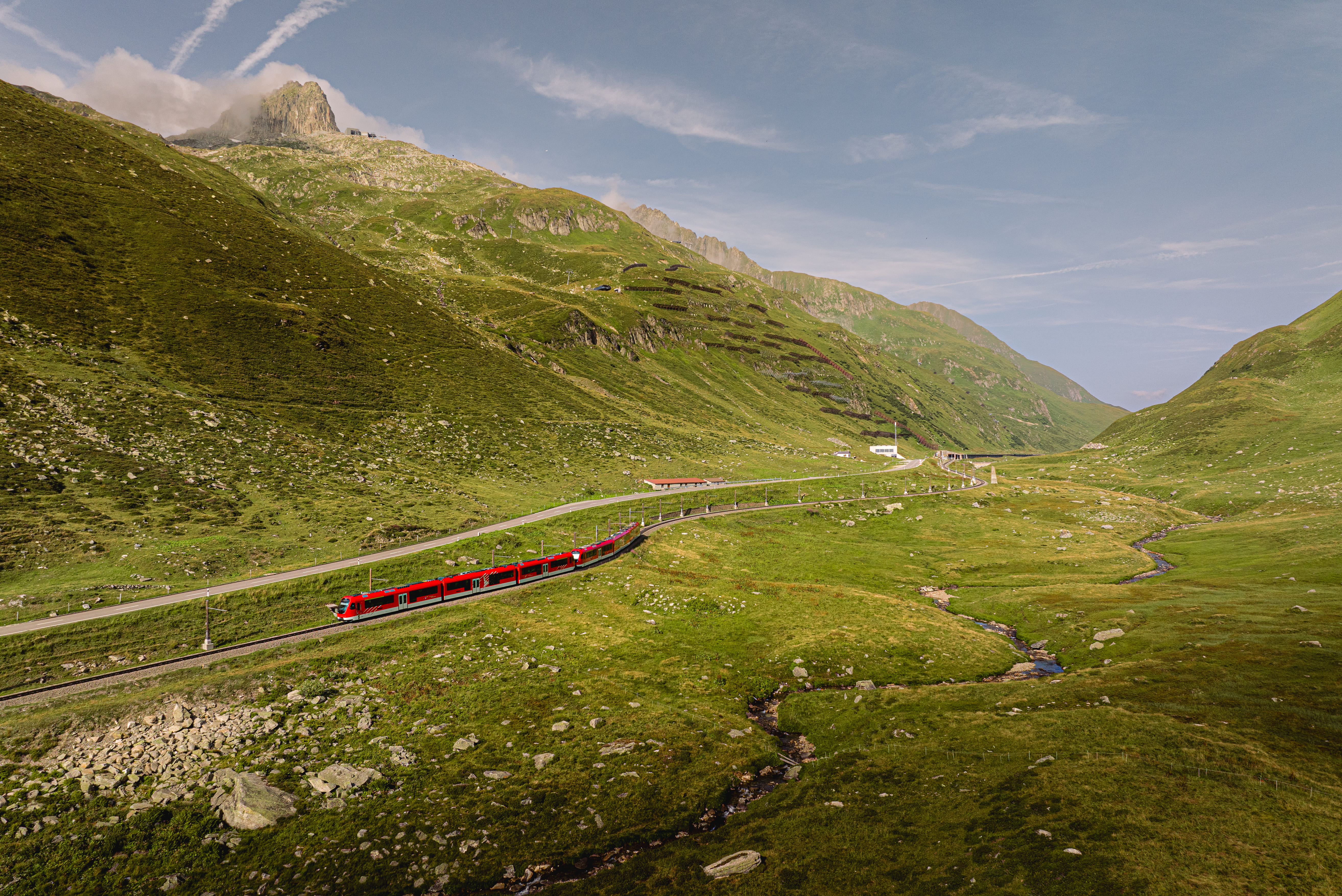 MGBahn im Sommer auf dem Oberalppass