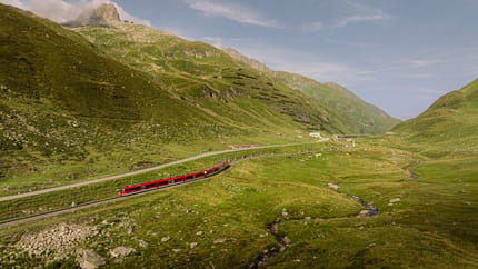 MGBahn im Sommer auf dem Oberalppass
