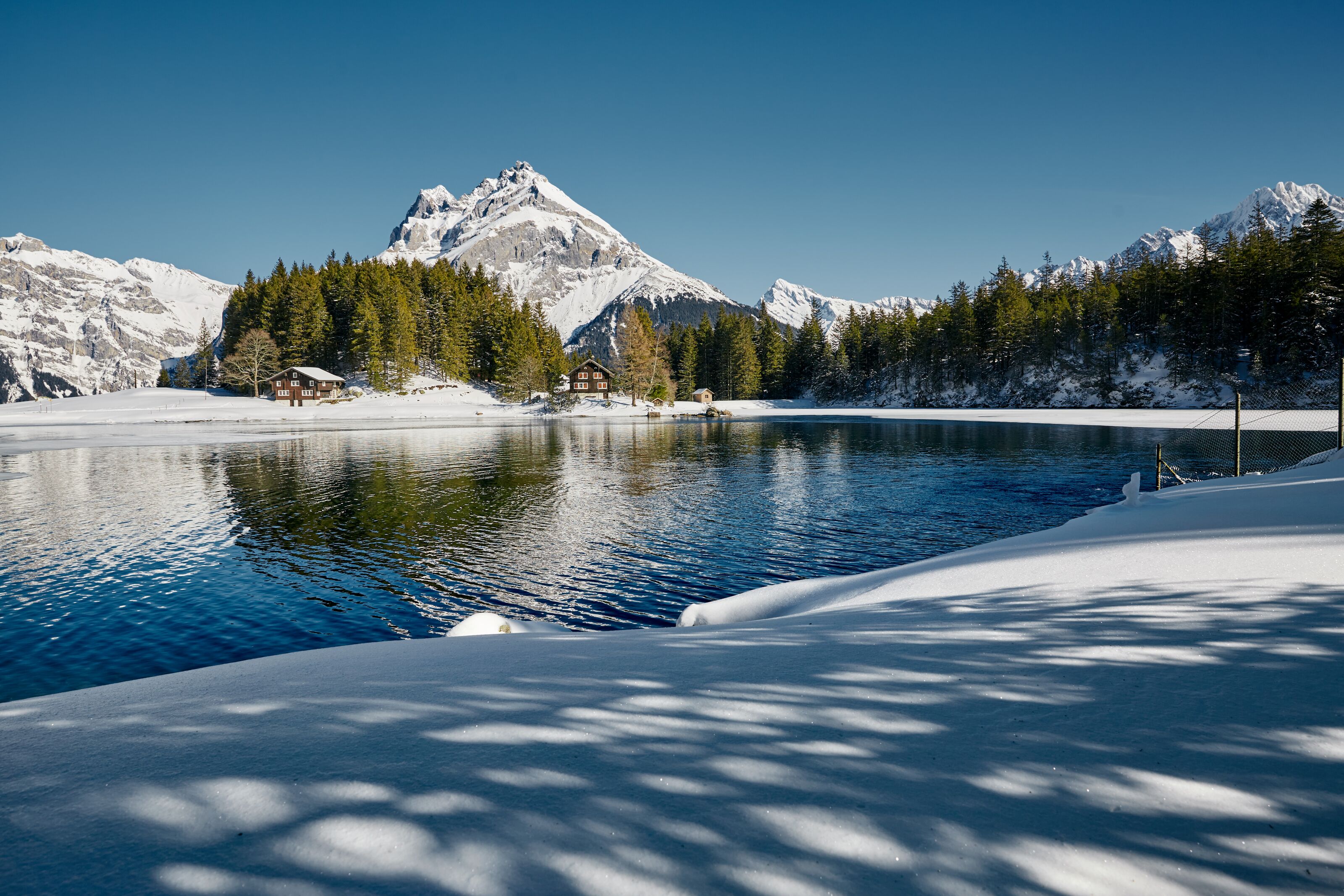 Arnisee im Winter mit Windgällen im Hintergrund