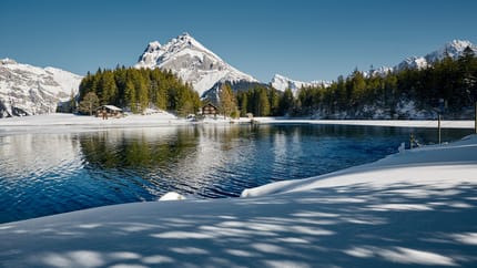 Arnisee im Winter mit Windgällen im Hintergrund