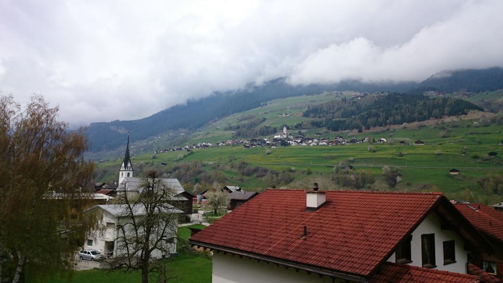 Auf einem alten Weg ins Val Sumvitg