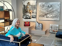 mys-LEUPI-ART-Heidi Leupi vor Akramwand LEUPI-ART
