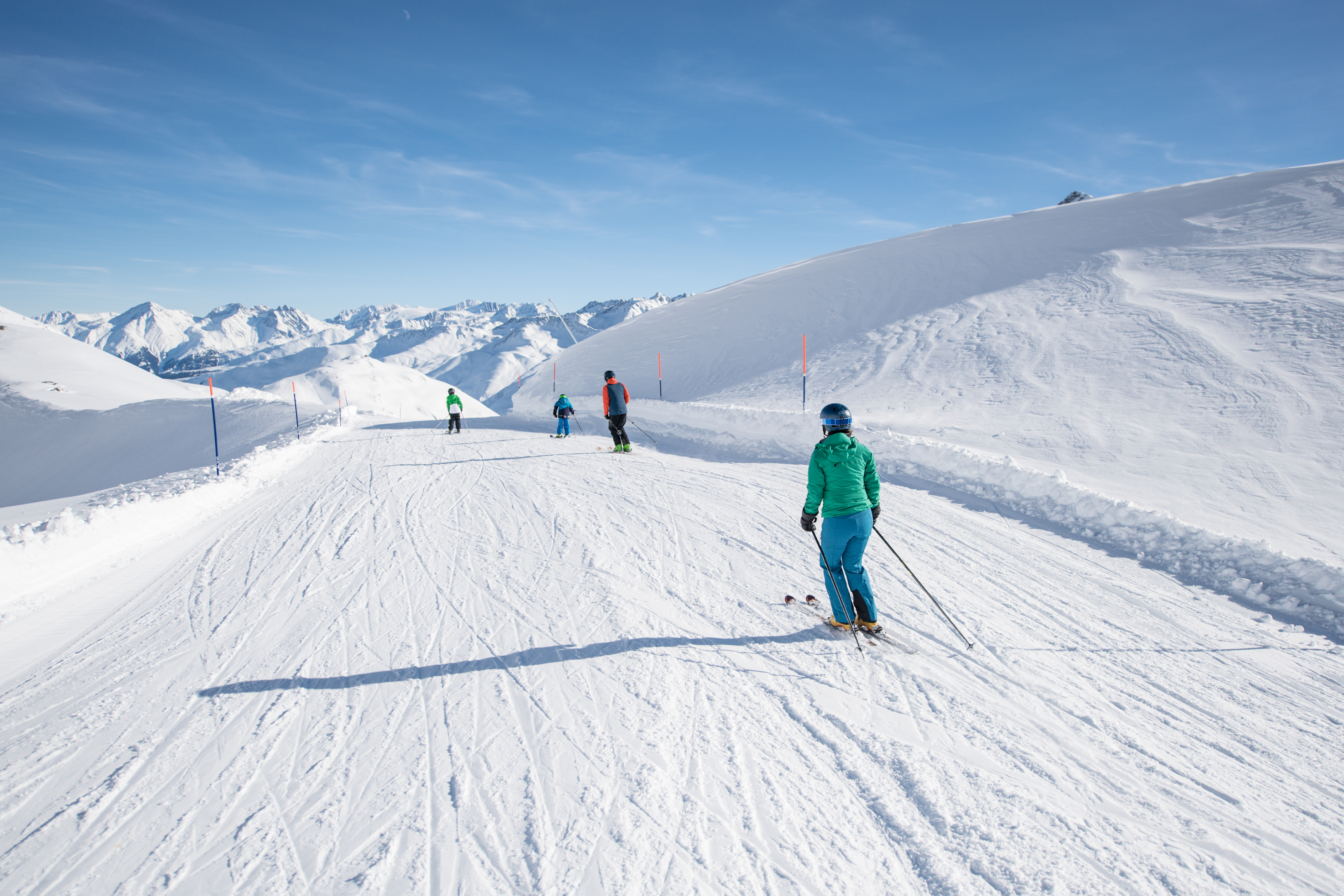 Familie beim Skifahren am Nätschen