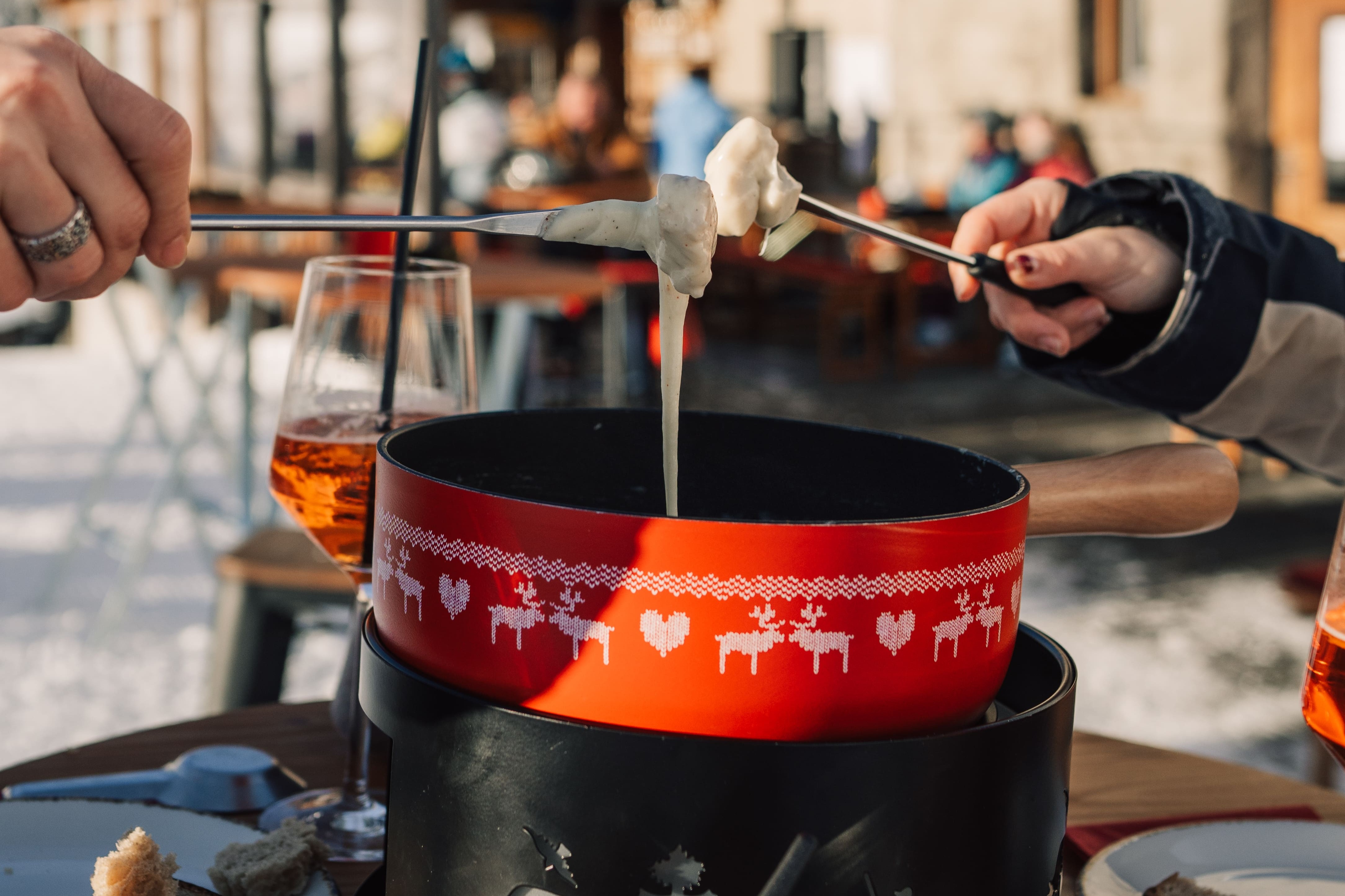 Fondue draussen vor der Rüti Hütte