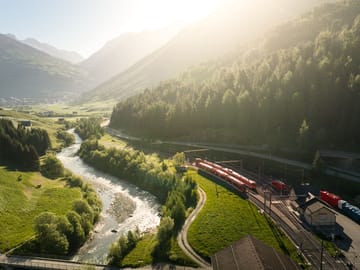 mys-Bahnhof Hospental-Bahnhof Hospental von oben, Blick Richtung Andermatt Bahnhof Hospental