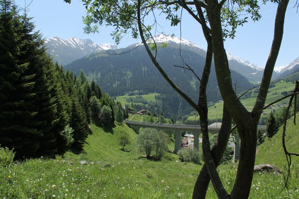 Mit Kinderwagen von Sedrun nach Disentis