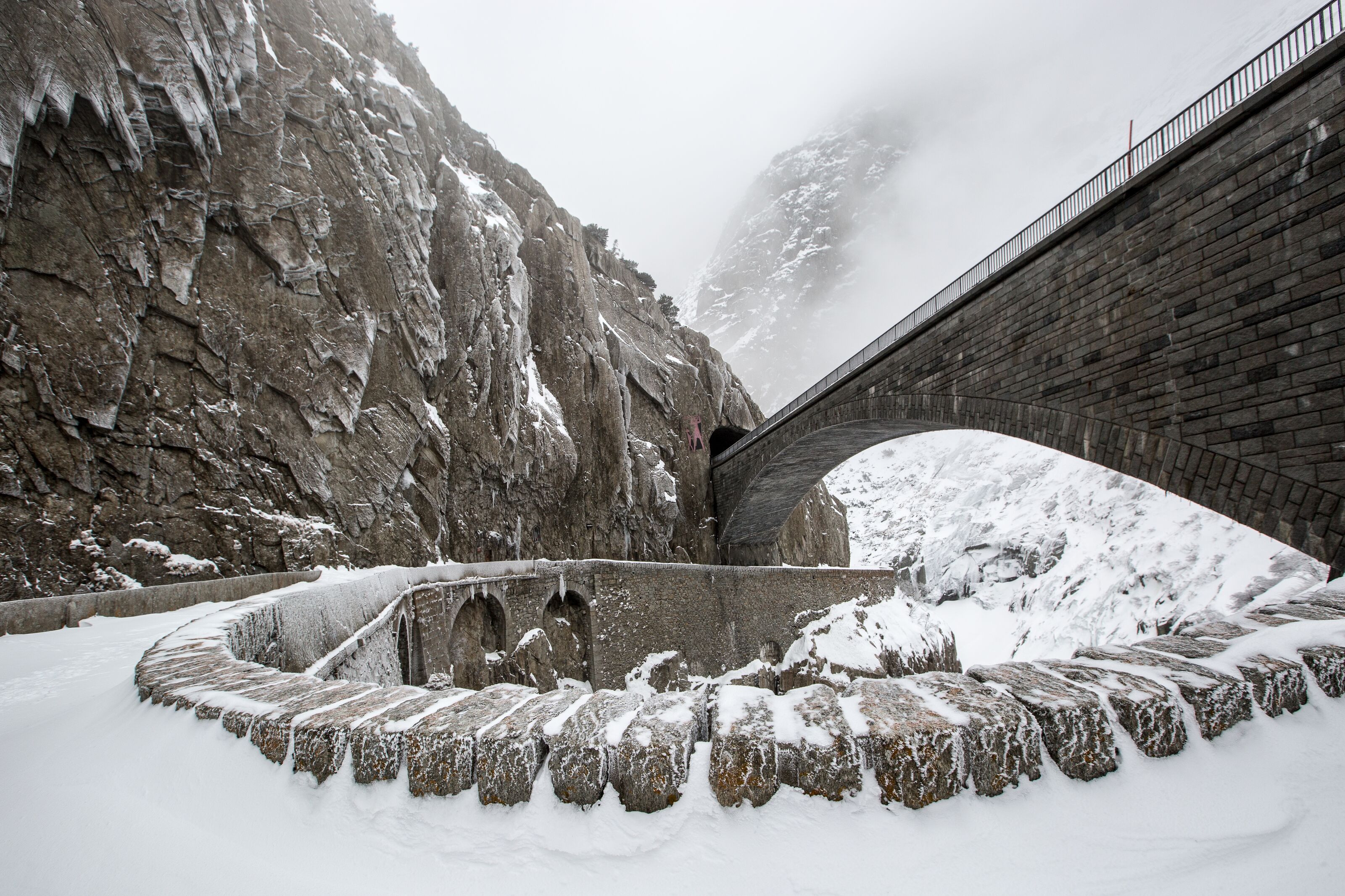 mys-Gorges de Schöllenen-Teufelsbrücke im Winter