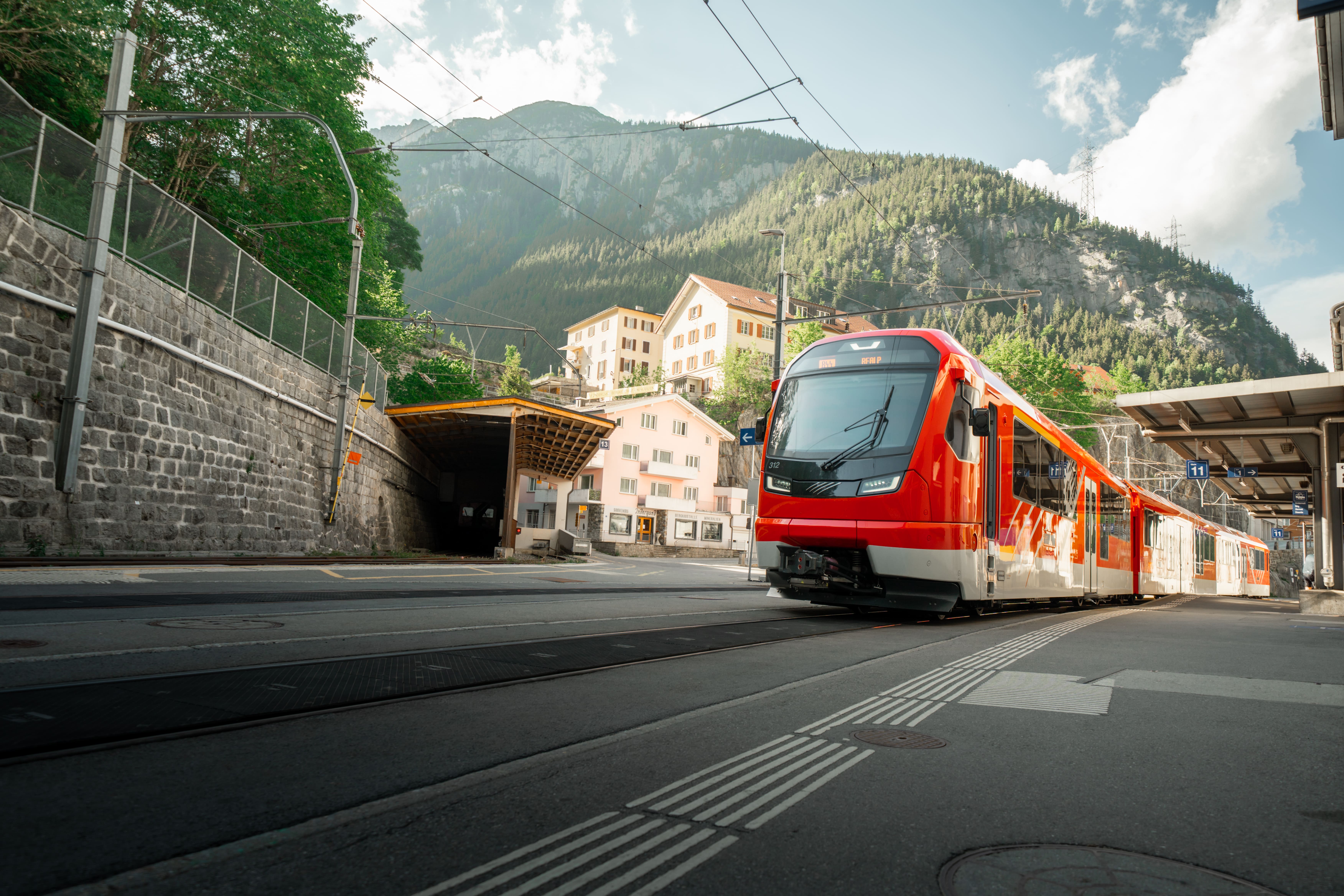 Abfahrt Zug bei Bahnhof Göschenen