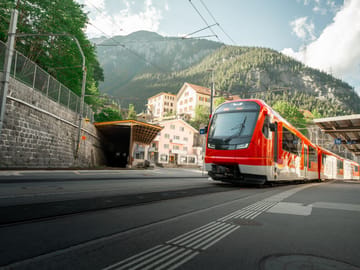 mys-Bahnhof Göschenen-Abfahrt Zug bei Bahnhof Göschenen Bahnhof Göschenen
