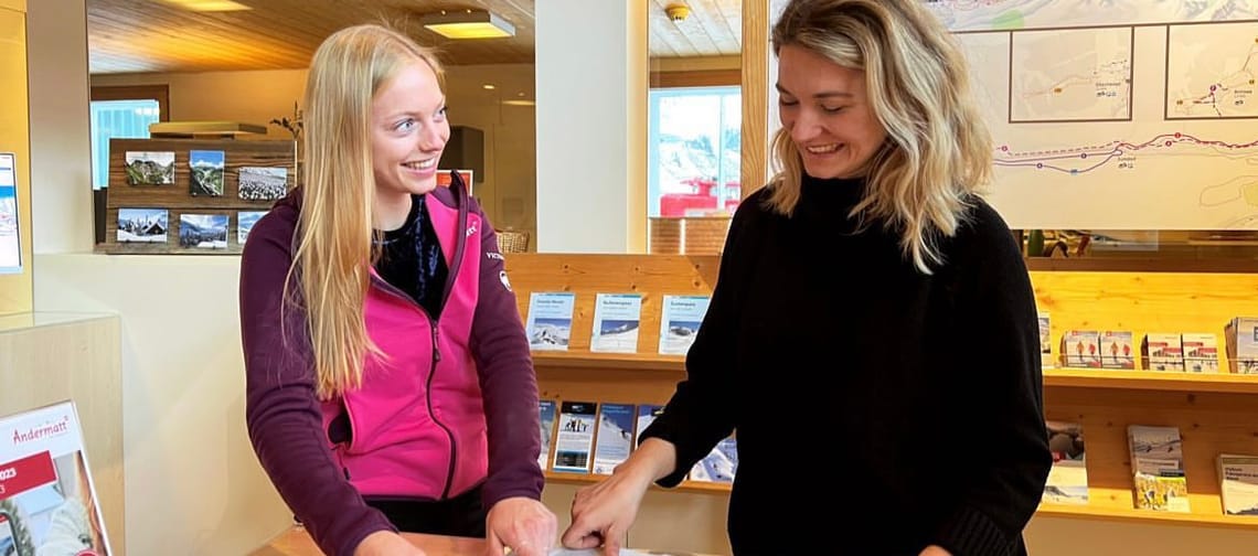 Beratung in der Tourist Information Andermatt