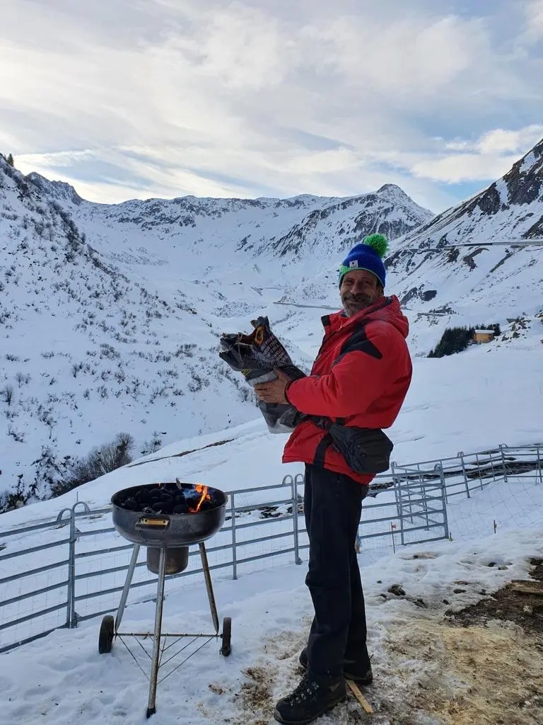 Richi beim Feuer machen