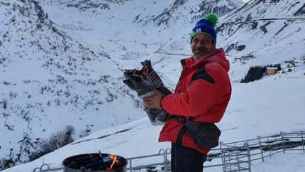 Richi beim Feuer machen