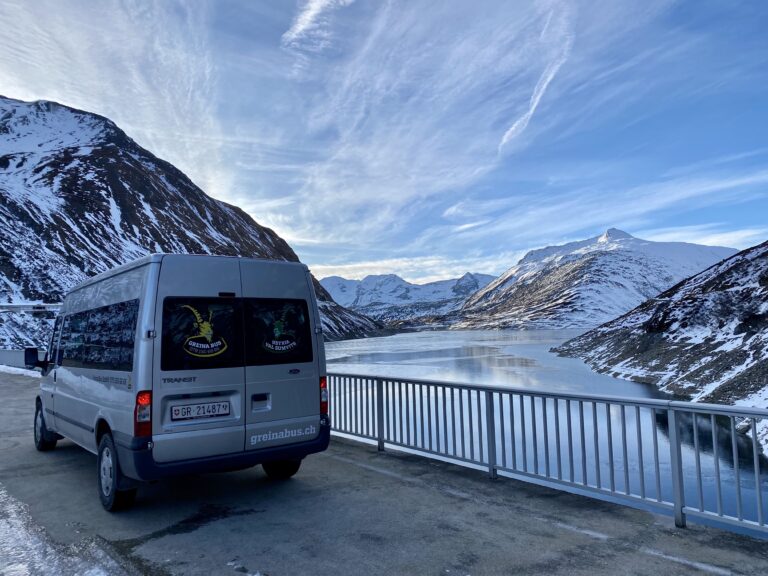 Der Bus der Greina Bus GmbH an der Staumauer
