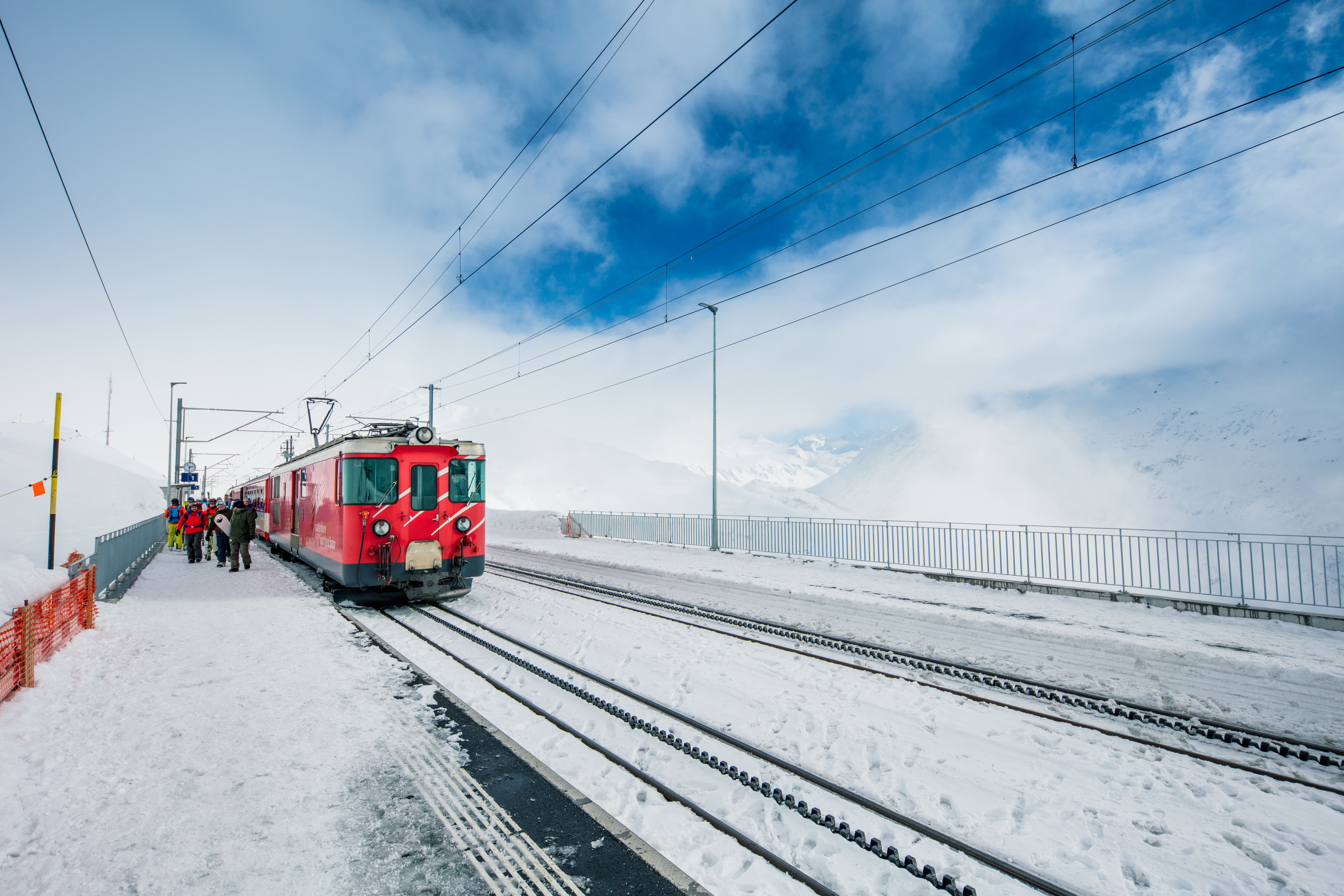 Bahnhof Nätschen im Winter mit Zug