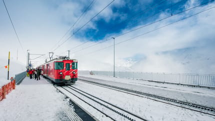 Bahnhof Nätschen im Winter mit Zug