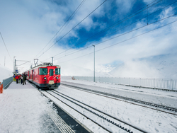 mys-Gare de Nätschen-Bahnhof Nätschen im Winter mit Zug