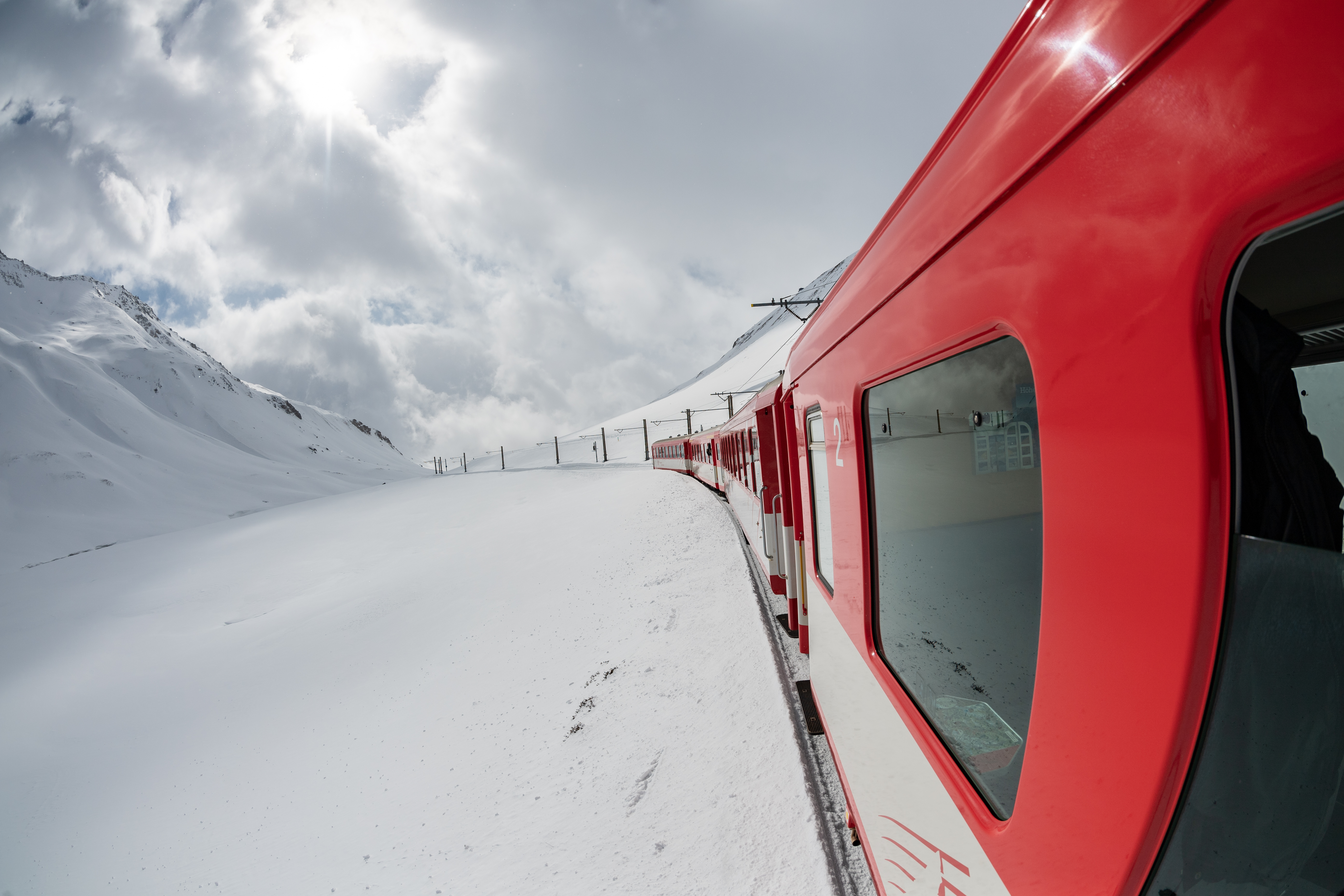 Matterhorn Gotthard Bahn auf der einsamen verschneiten Strecke zwischen Andermatt und Oberalp