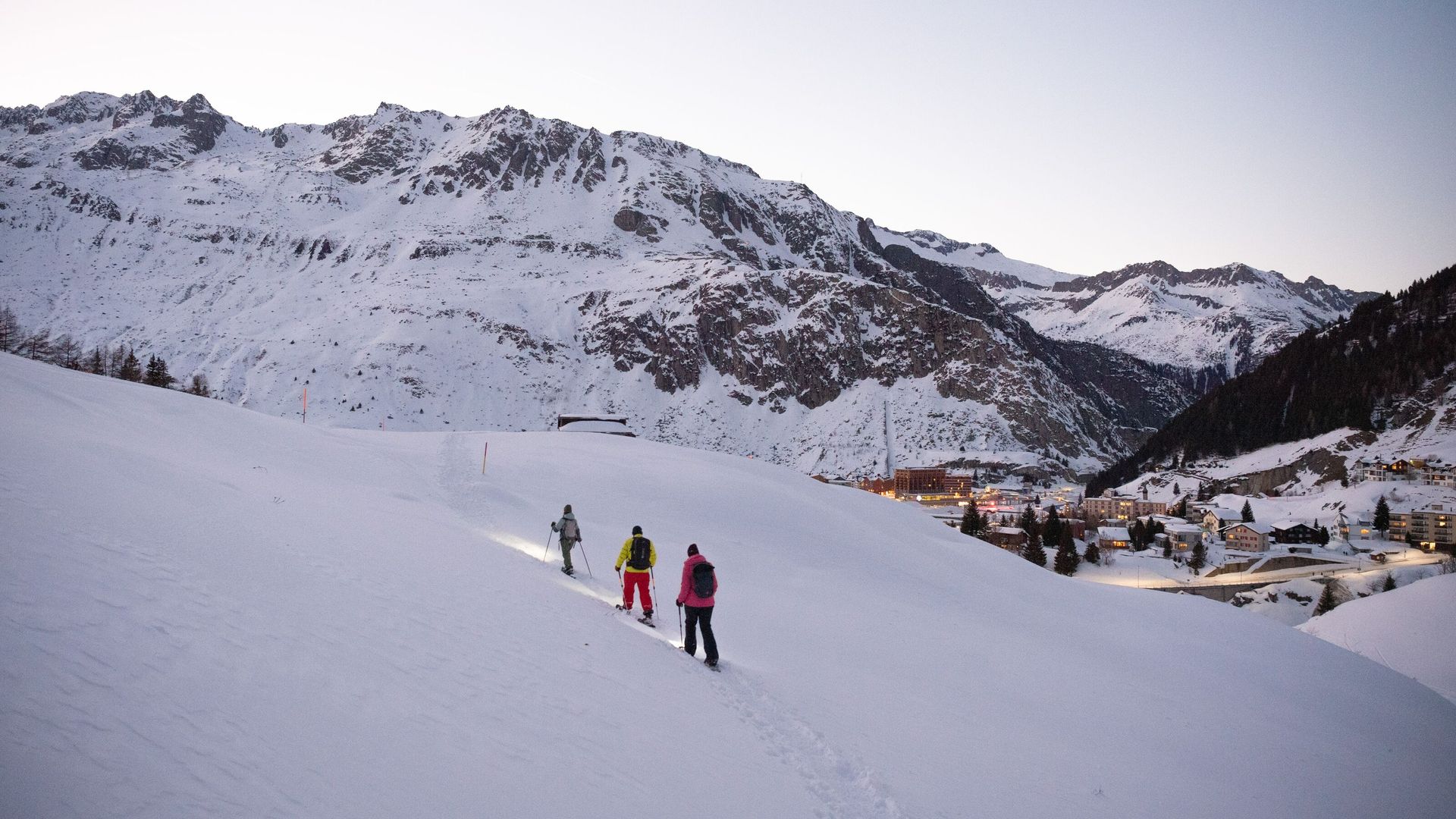Escursioni con le racchette da neve Andermatt al crepuscolo