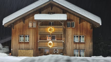 Auf dem Bild ist das Schneebedeckte Chrämerhus in der Nacht zu sehen.