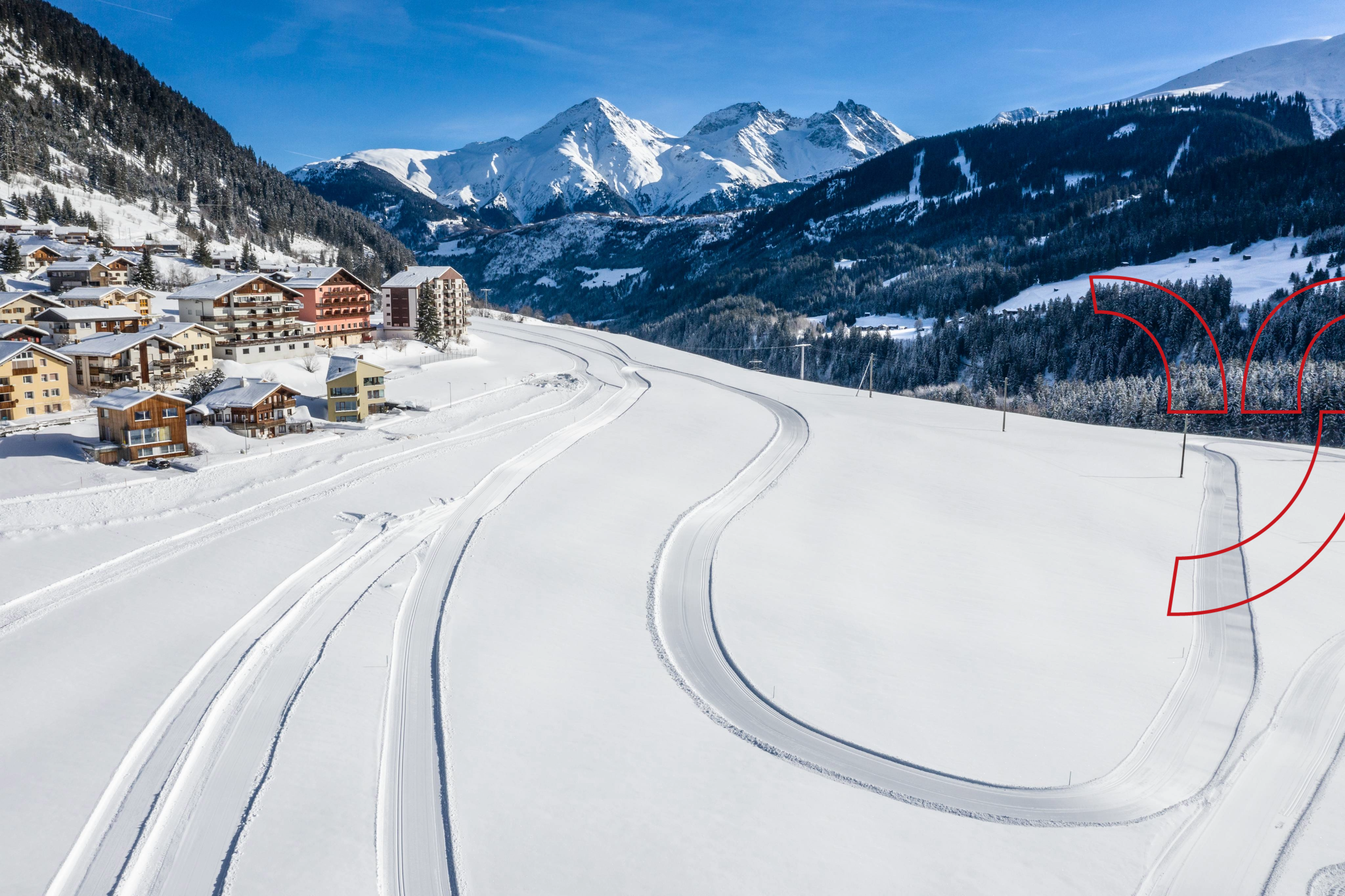 Vue de Sedrun avec piste de ski de fond en hiver