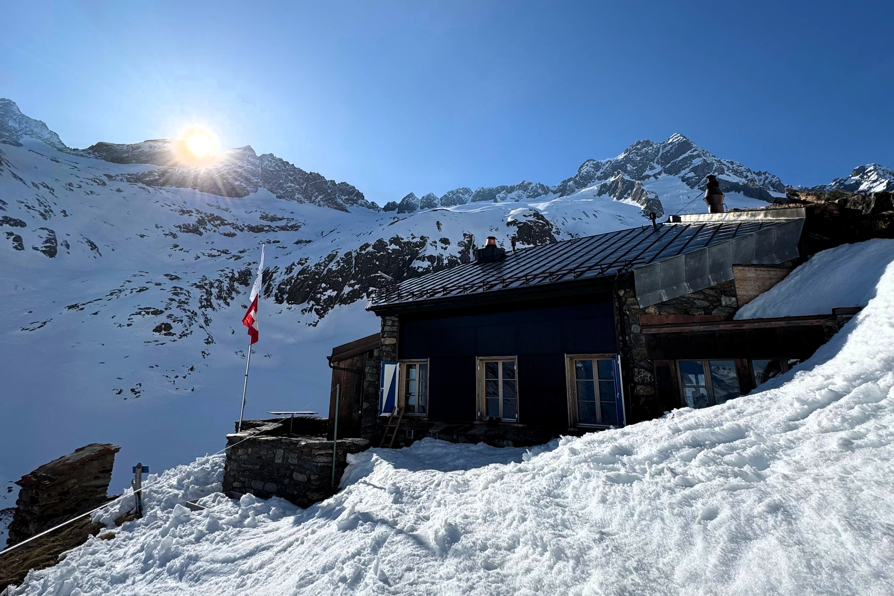 mys-Cabane CAS Voralp-Voralphütte im Winter