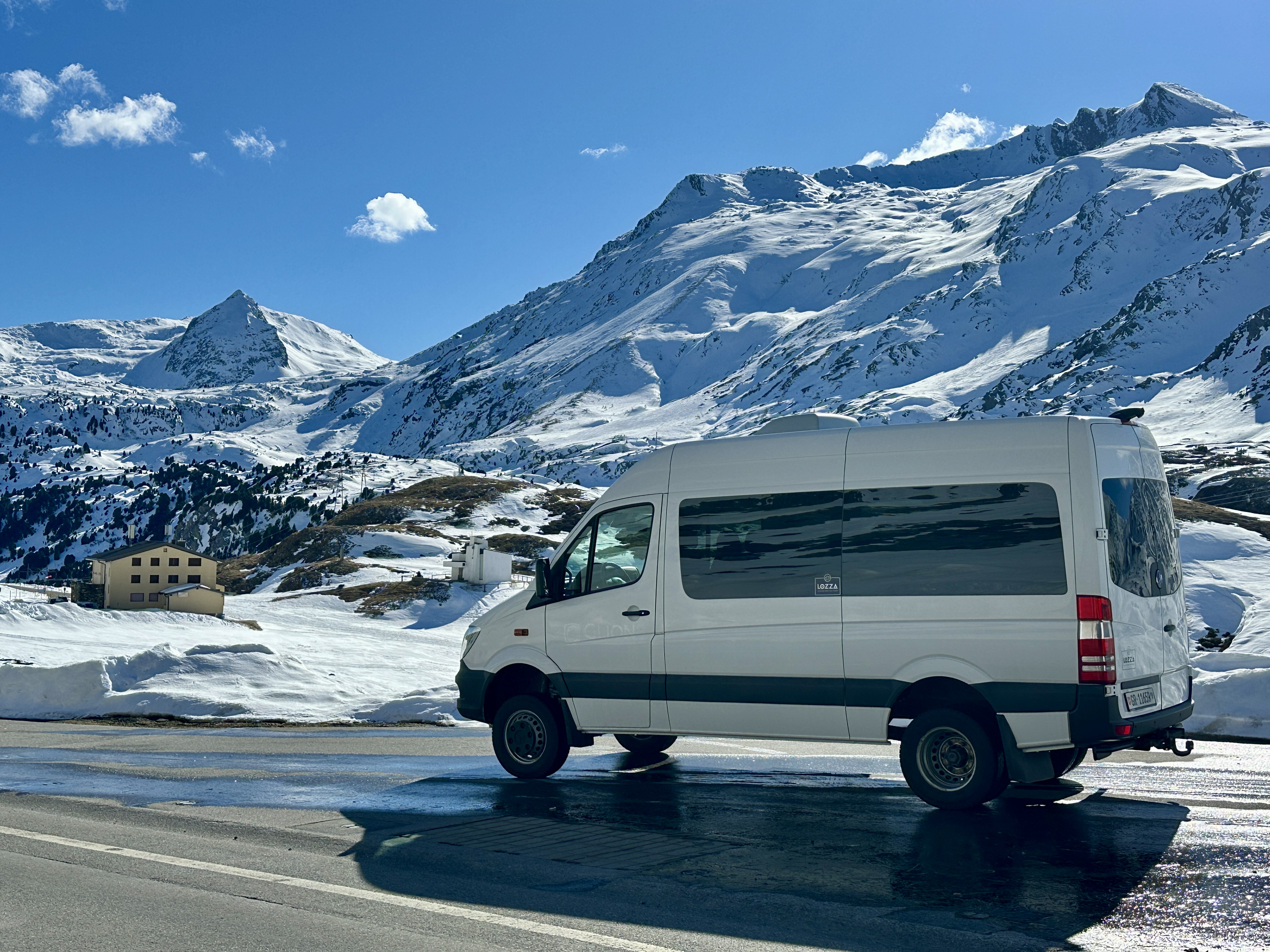 Bus auf dem Lukmanierpass