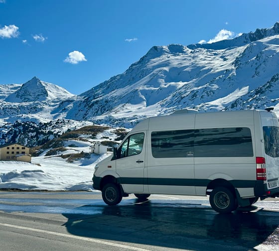 Bus auf dem Lukmanierpass