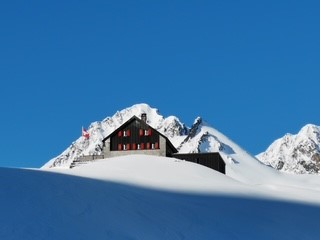 mys-Vermigelhütte SAC-Hütten von aussen im Winter